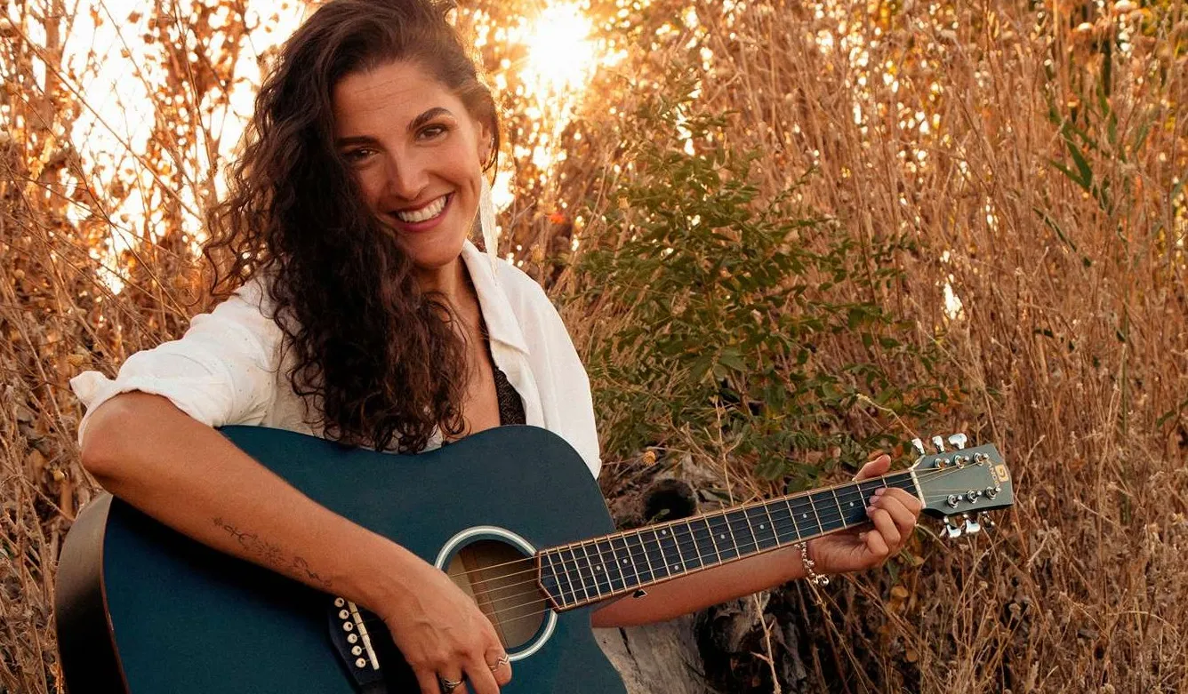 Cantante y Guitarrista DILENNA<br />
